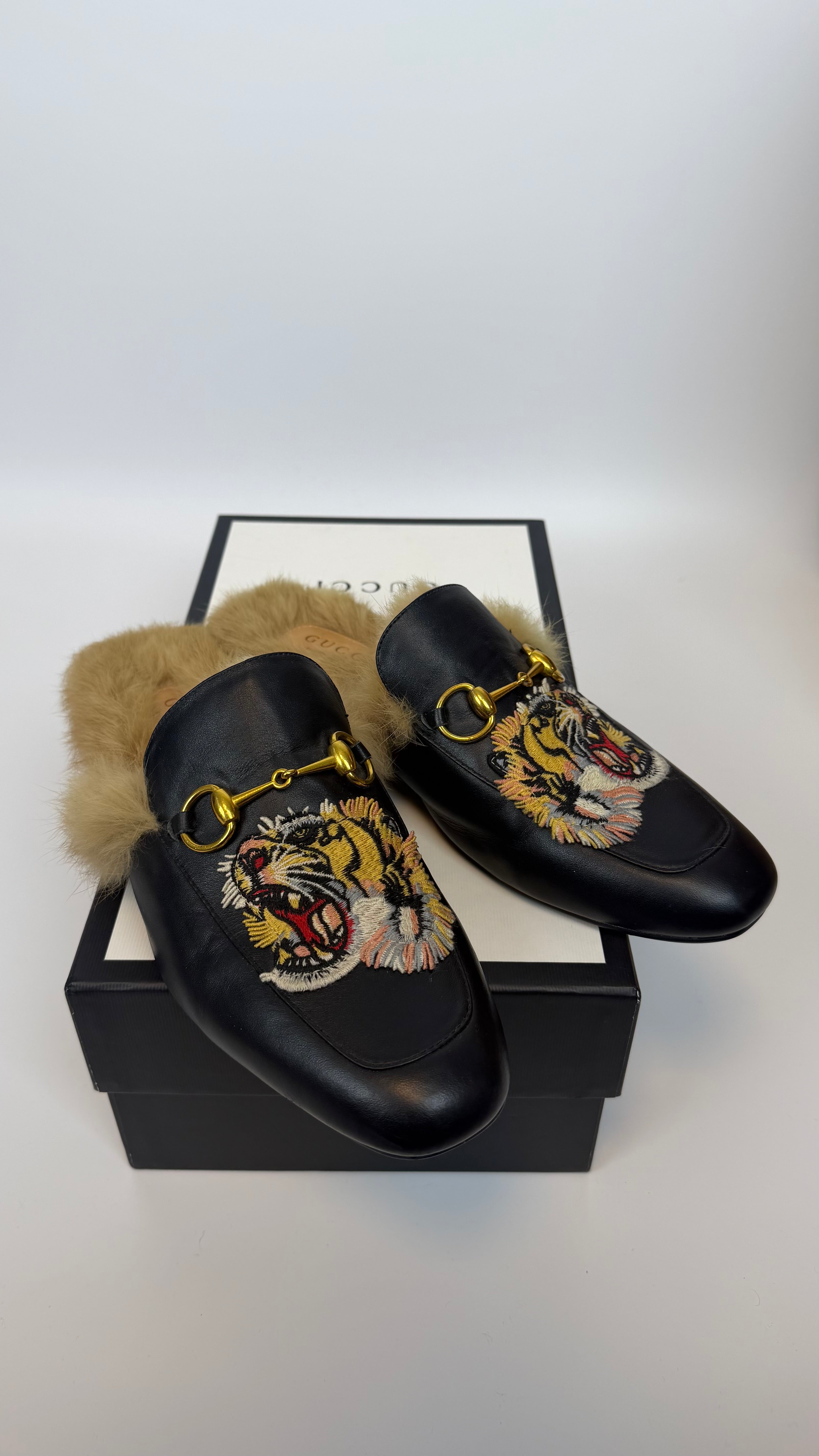 Gucci Black Fur Loafers Embroided Monogram (43)